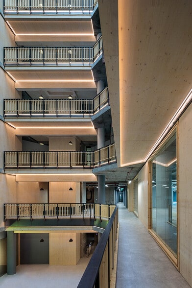 1 Clove Cres, London for lease - Interior Photo - Image 2 of 16