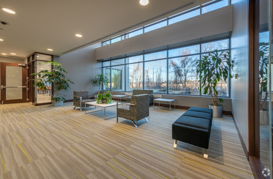 701 Edgewater Dr, Wakefield, MA for lease - Lobby - Image 2 of 17