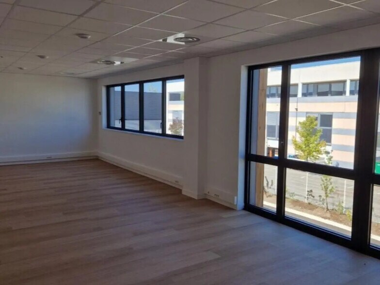 Flex in Saint-Quentin-Fallavier for lease - Interior Photo - Image 3 of 8