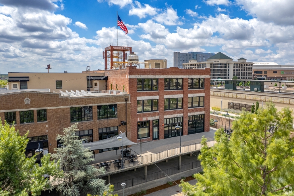 2 E California Ave, Oklahoma City, OK for lease Building Photo- Image 1 of 2