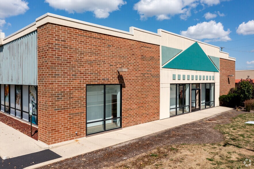 4490 E New York St, Aurora, IL 60504