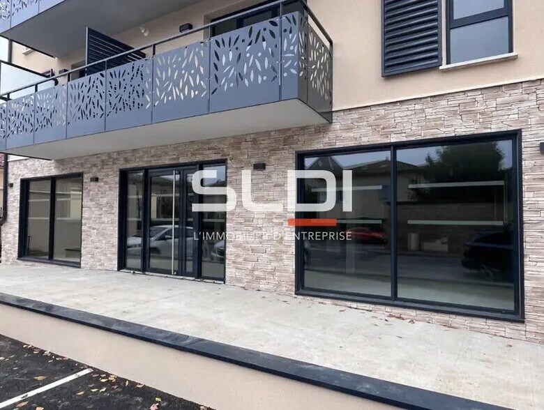 Retail in Jassans-Riottier for lease - Building Photo - Image 1 of 3