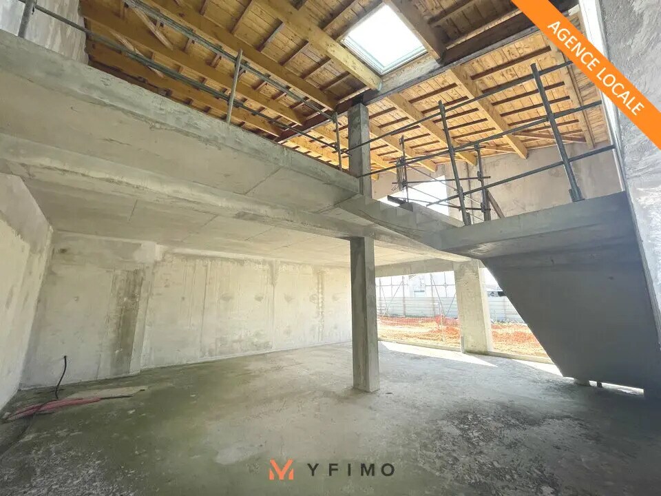 Retail in Aubergenville for lease Construction Photo- Image 1 of 6