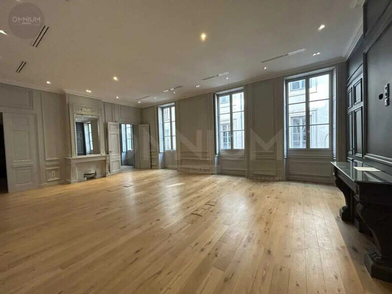Office in Lyon for lease - Interior Photo - Image 2 of 8