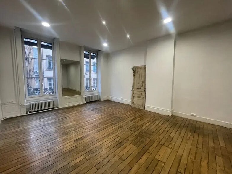 Office in Lyon for lease - Interior Photo - Image 2 of 5