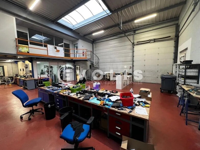 Flex in Épône for lease - Interior Photo - Image 3 of 10