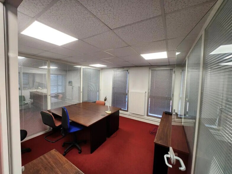 8 Place Du Ponceau, Cergy for sale - Interior Photo - Image 3 of 5