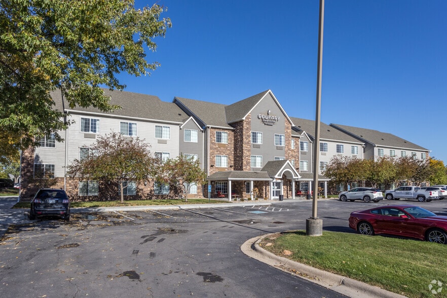 2210 Abbott Dr, Carter Lake, IA for sale - Primary Photo - Image 2 of 25