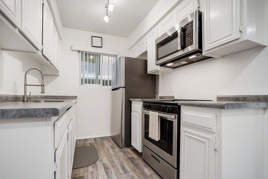 5358 Circle Dr, Sherman Oaks, CA for sale - Building Photo - Image 2 of 16