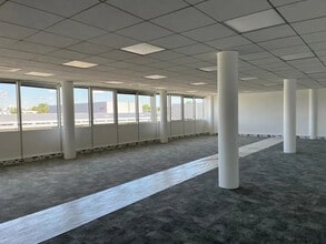 6 Avenue Du Marais, Argenteuil for lease Interior Photo- Image 1 of 5