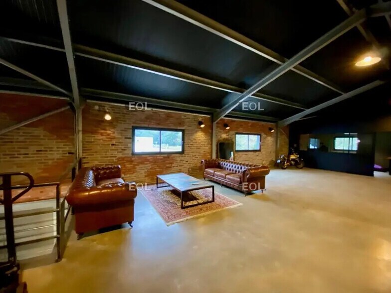 Office in Gémenos for lease - Building Photo - Image 2 of 10