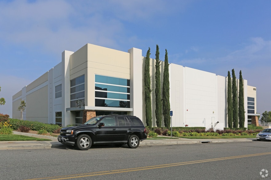 1075 Mount Vernon Ave, Riverside, CA for lease - Building Photo - Image 3 of 3