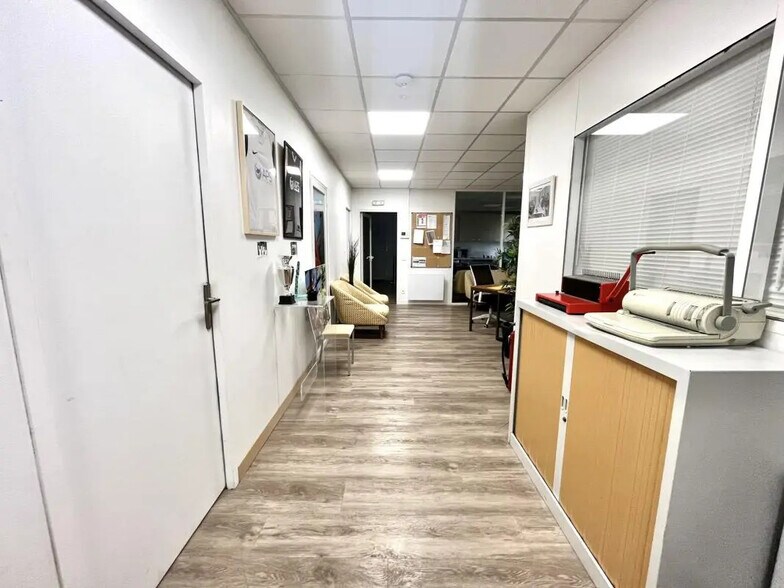 Office in Chatou for lease - Interior Photo - Image 3 of 9