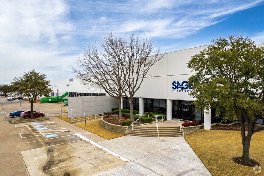 2940 Eisenhower St, Carrollton, TX for lease - Primary Photo - Image 1 of 8