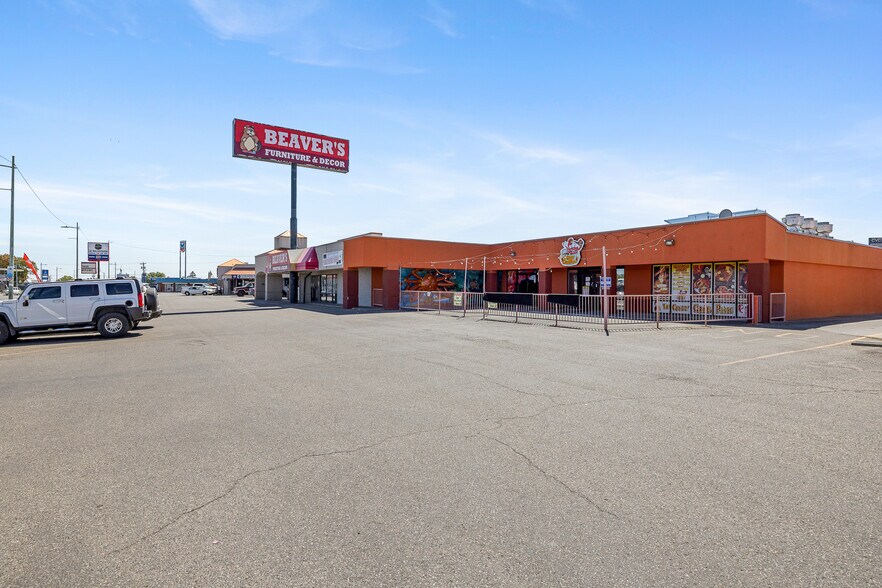 130-132 Vista Way, Kennewick, WA for sale - Building Photo - Image 1 of 1