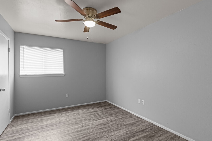 Houston Arms & Sierra Blanca portfolio of 2 properties for sale on LoopNet.com - Interior Photo - Image 3 of 14