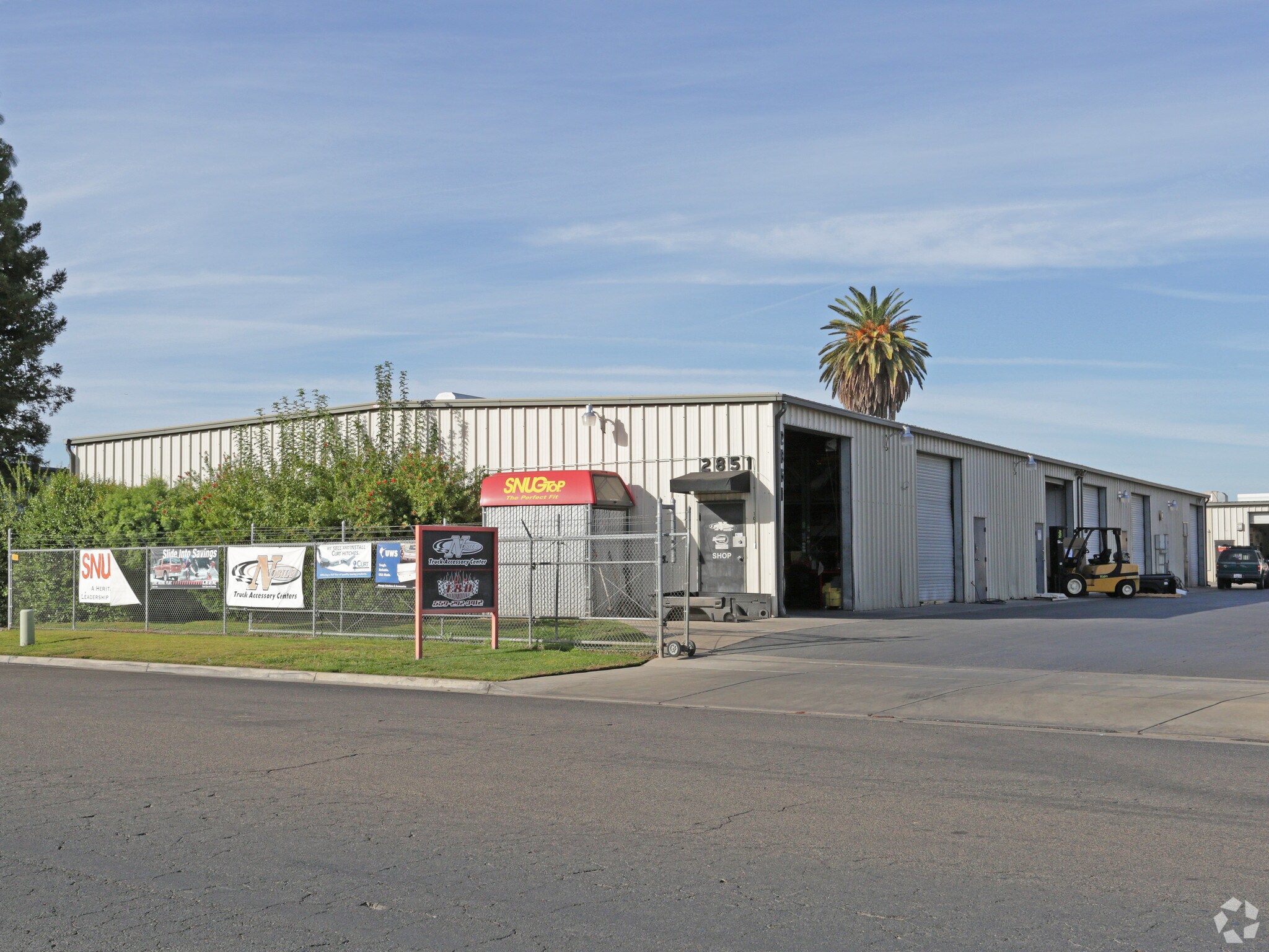 2851 N Sunnyside Ave, Fresno, CA for lease Primary Photo- Image 1 of 9