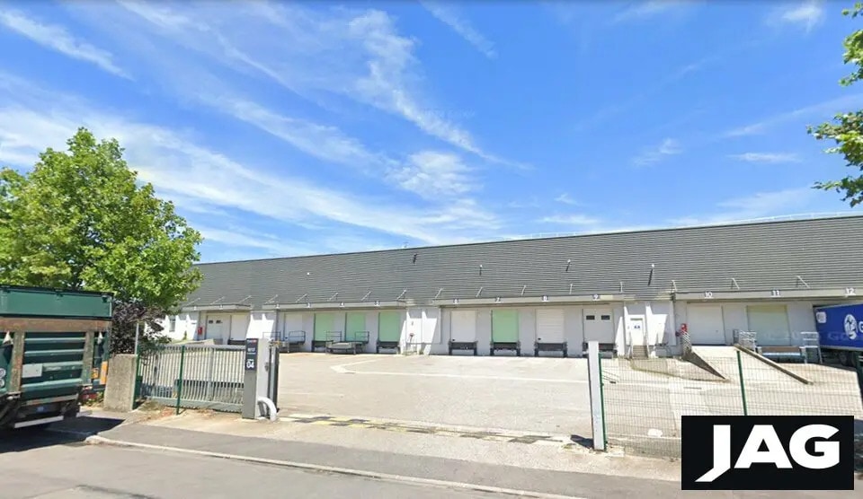 Office in Vénissieux for lease - Building Photo - Image 1 of 4