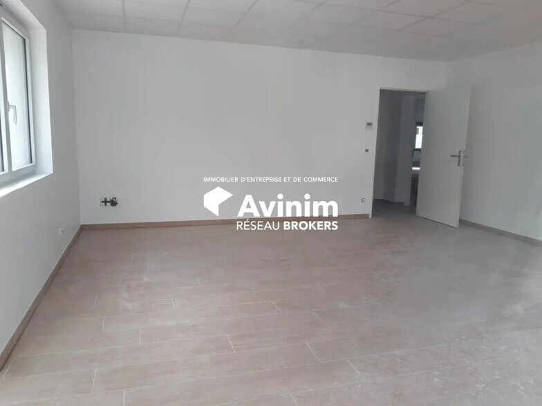 Flex in Chambéry for lease - Interior Photo - Image 3 of 8