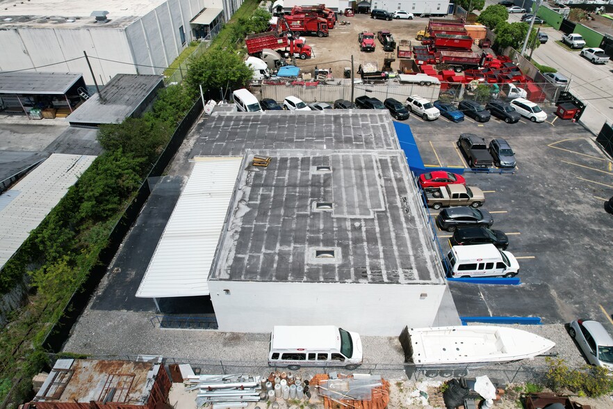 2498 W 3rd Ct, Hialeah, FL for lease - Building Photo - Image 3 of 8