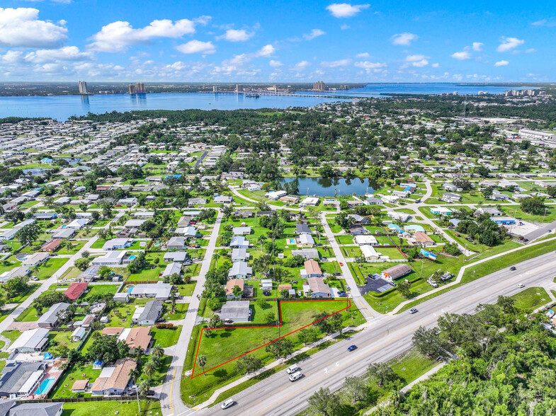 1407 Lincoln Ave, North Fort Myers, FL for sale - Building Photo - Image 1 of 12