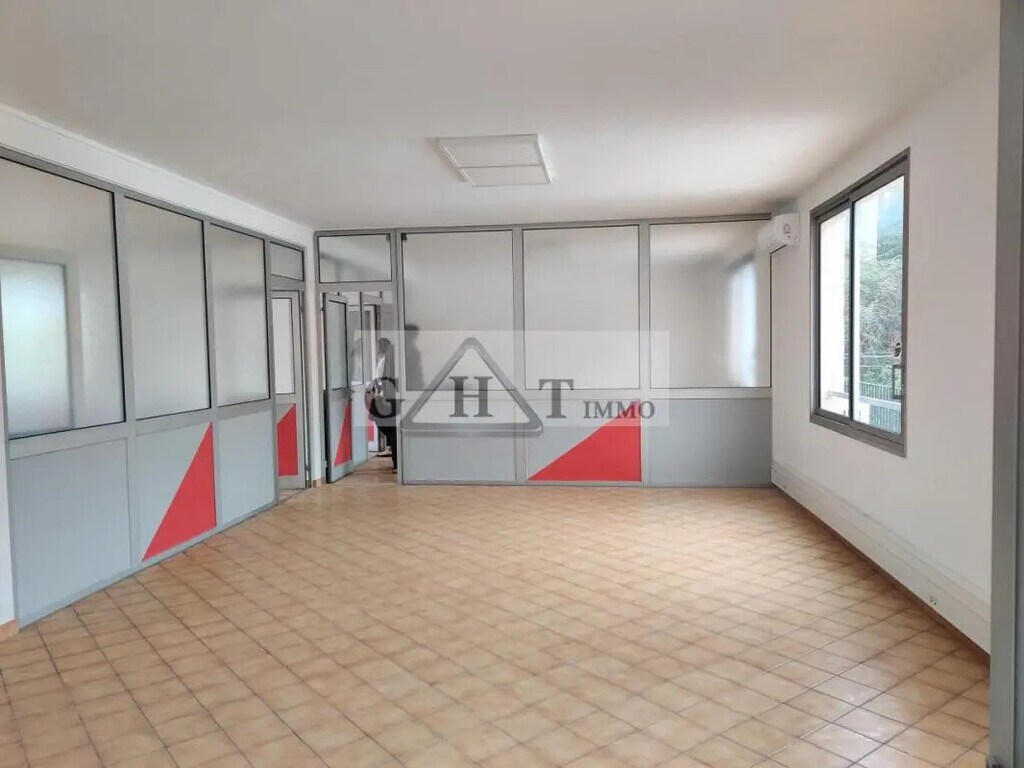Location Bureaux 175 m² - Photo 1