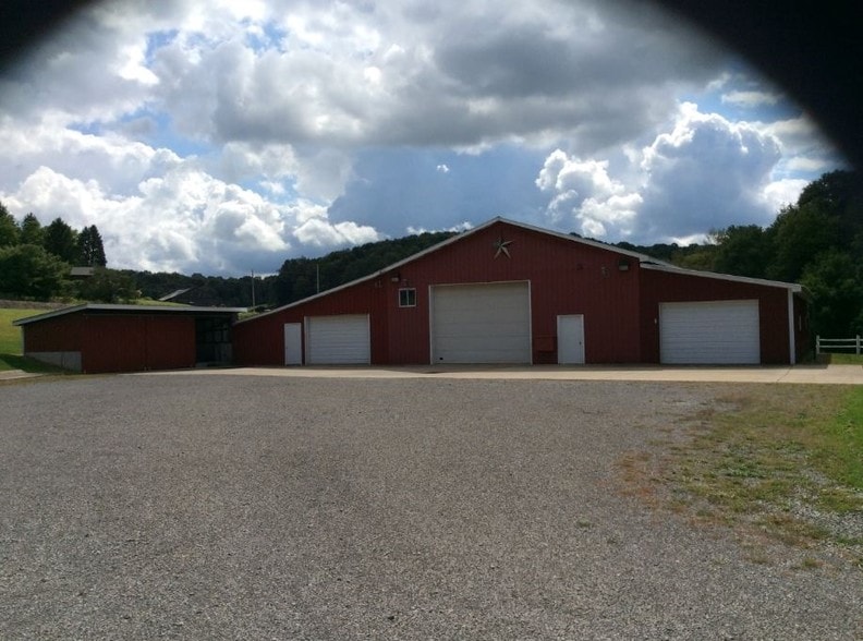 365 Sunken Valley Rd, Rural Valley, PA for sale - Primary Photo - Image 1 of 1