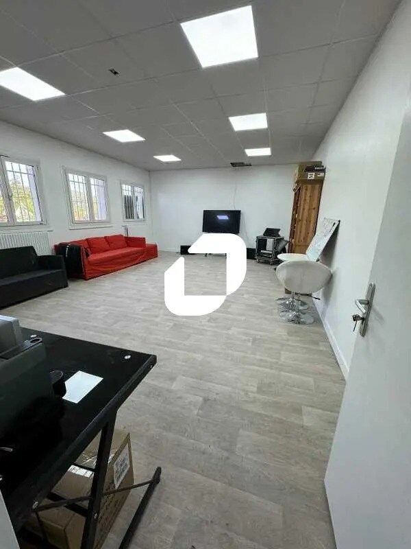 Office in Eaubonne for lease Building Photo- Image 1 of 17