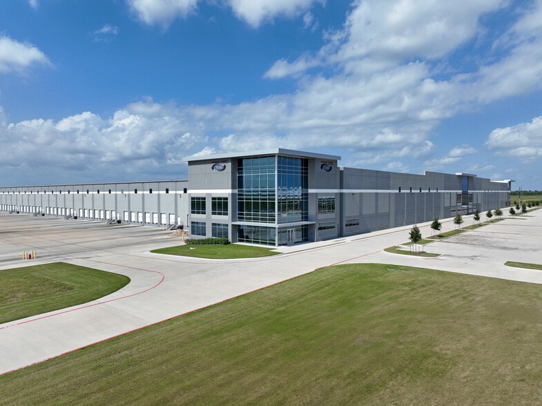 4407 E Grand Pky S, Baytown, TX for lease - Building Photo - Image 3 of 8