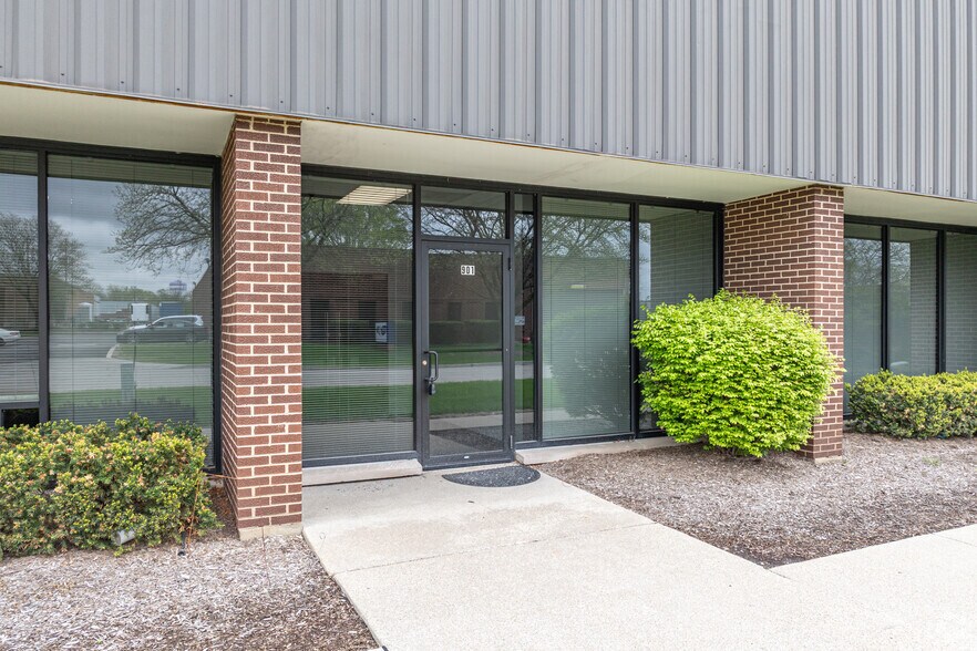 901 N Du Page Ave, Lombard, IL for lease - Building Photo - Image 2 of 5