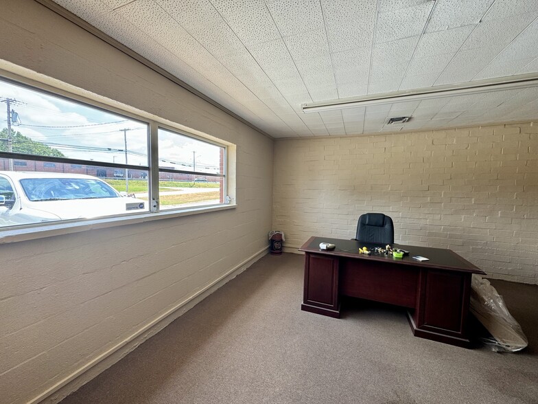 1930-1932 W Green Dr, High Point, NC for lease - Interior Photo - Image 3 of 7