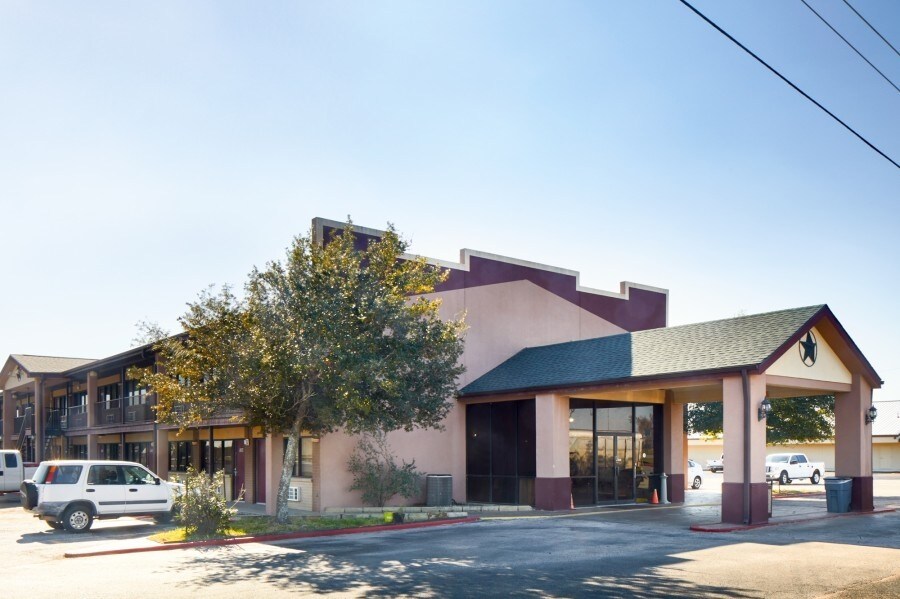 4002 E Austin St, Giddings, TX for sale Primary Photo- Image 1 of 1
