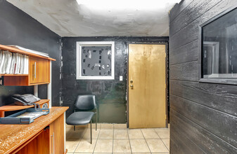 6358-6360 Van Nuys Blvd, Van Nuys, CA for lease Interior Photo- Image 2 of 7