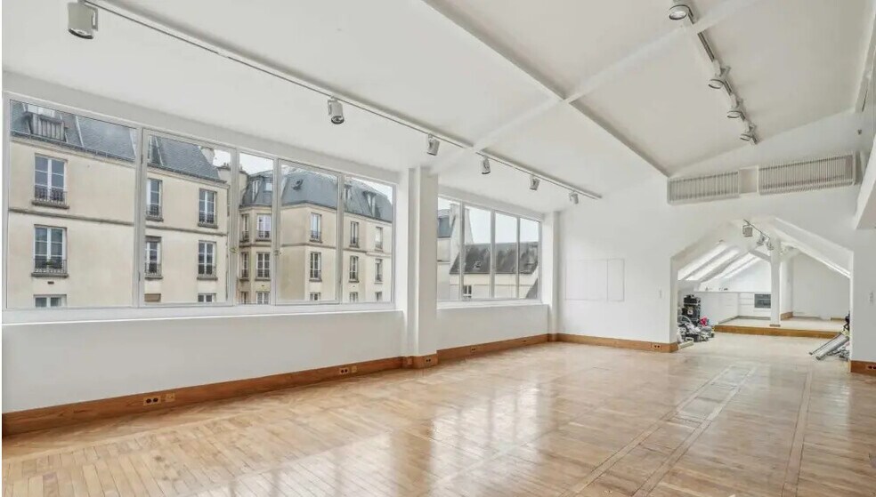 Office in Paris for lease - Building Photo - Image 1 of 9