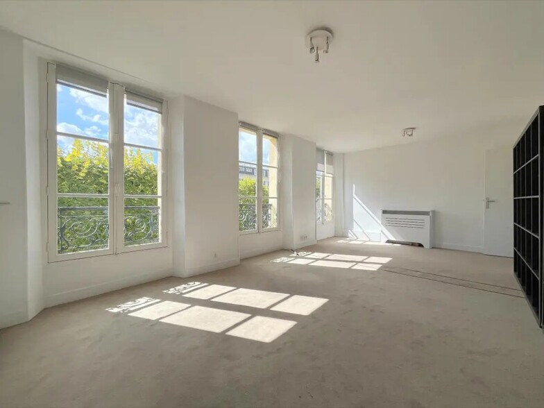 Office in Versailles for lease - Interior Photo - Image 2 of 9