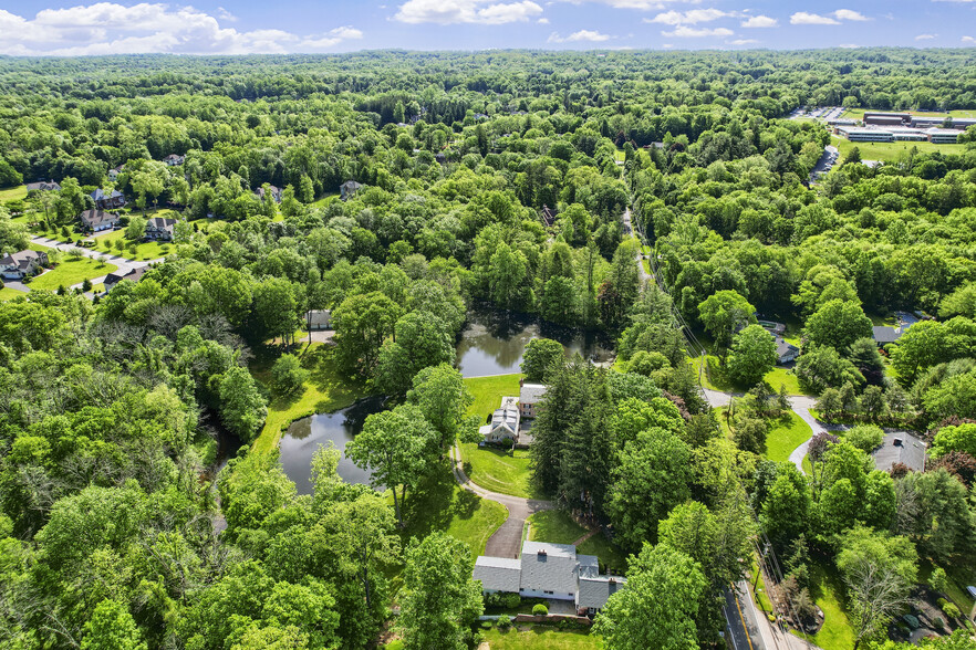 10 Viola Rd, Montebello, NY for sale - Primary Photo - Image 1 of 36