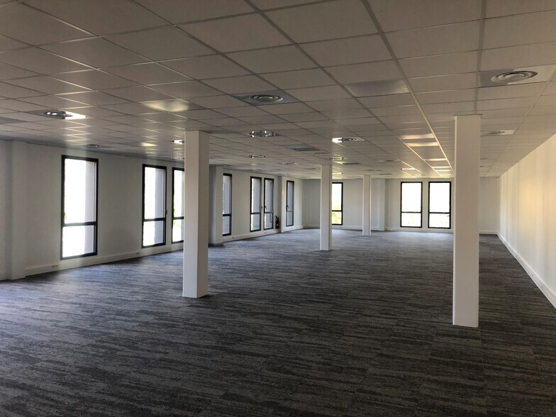 Office in Mérignac for lease - Building Photo - Image 3 of 10