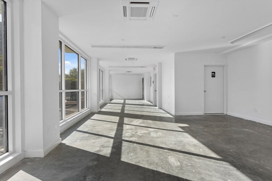 355 Grand St, New York, NY for lease - Building Photo - Image 3 of 11