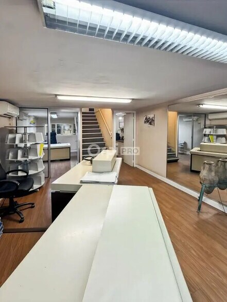 Flex in Marseille for sale - Interior Photo - Image 3 of 9