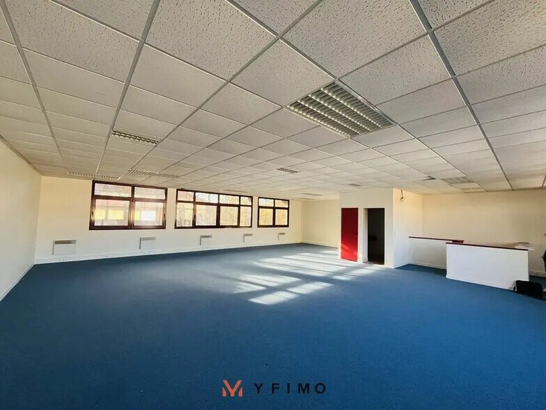 Flex in Voisins-le-Bretonneux for lease - Interior Photo - Image 2 of 5