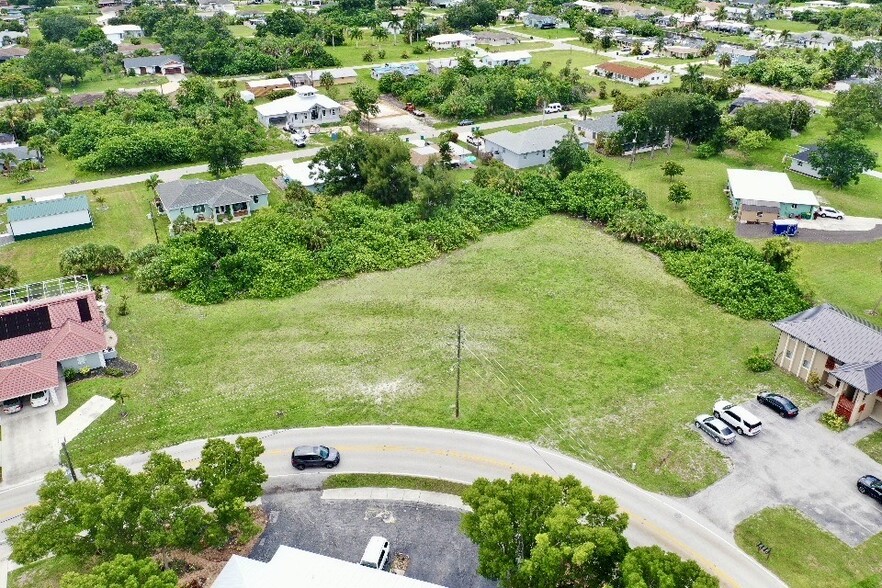 2633 Magdalina Dr, Punta Gorda, FL for sale - Primary Photo - Image 1 of 4