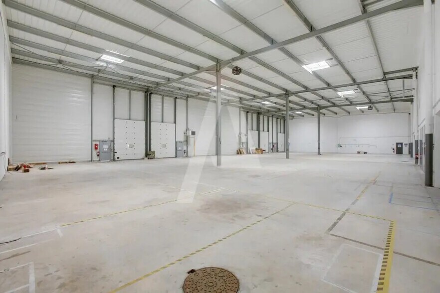 Flex in Lieusaint for lease - Interior Photo - Image 2 of 5