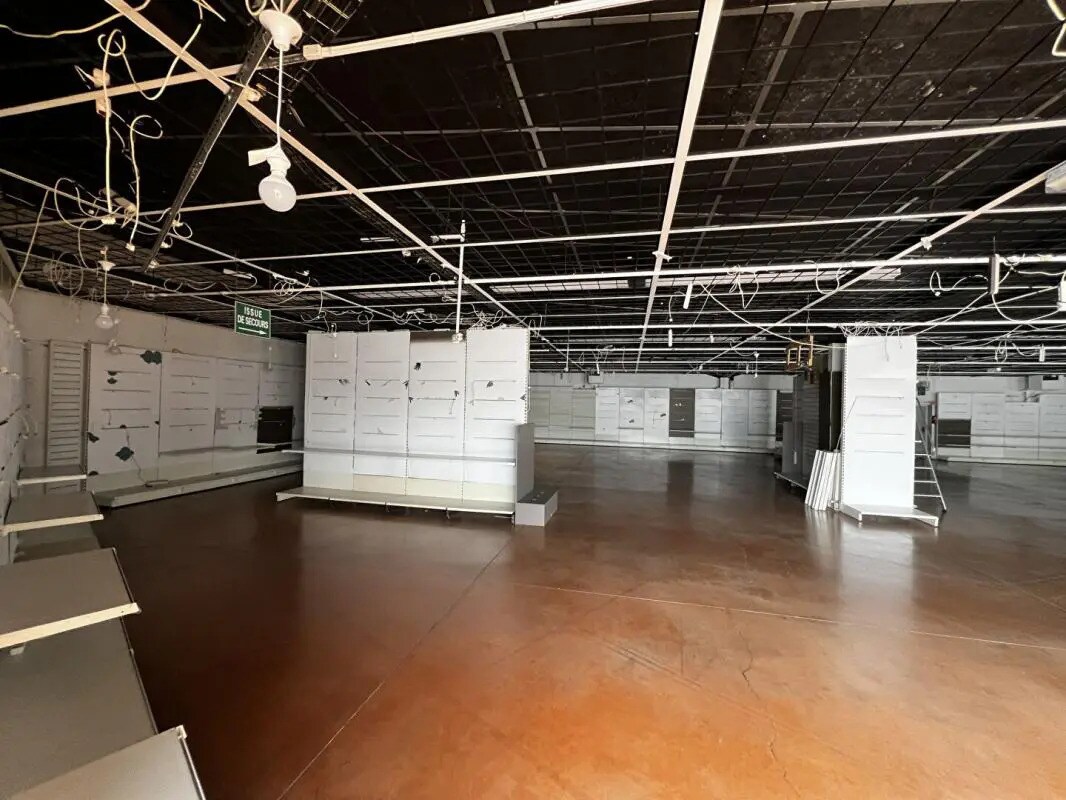 Retail in Audincourt for lease Interior Photo- Image 1 of 5