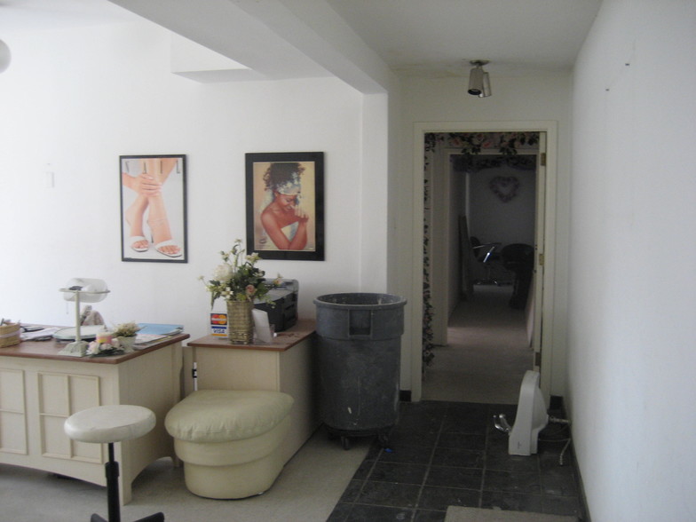 221-225 N Robertson Blvd, Beverly Hills, CA for lease - Interior Photo - Image 2 of 5