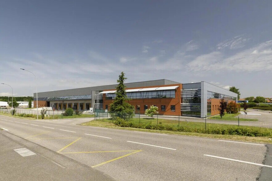 Industrial in Miribel for lease - Building Photo - Image 1 of 7