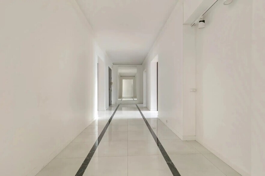 45 Avenue Victor Hugo, Paris for sale - Interior Photo - Image 3 of 19