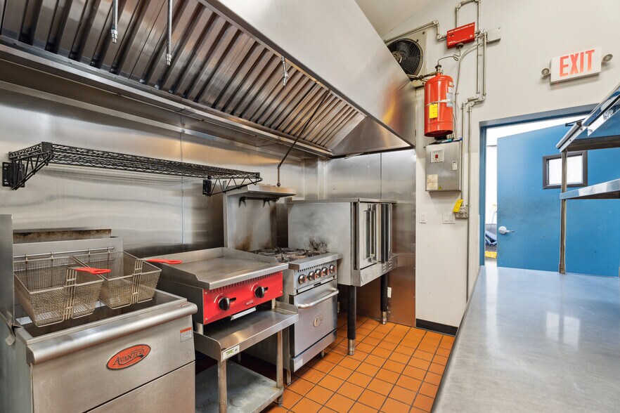 19 Race Ln, East Hampton, NY for lease - Interior Photo - Image 2 of 18