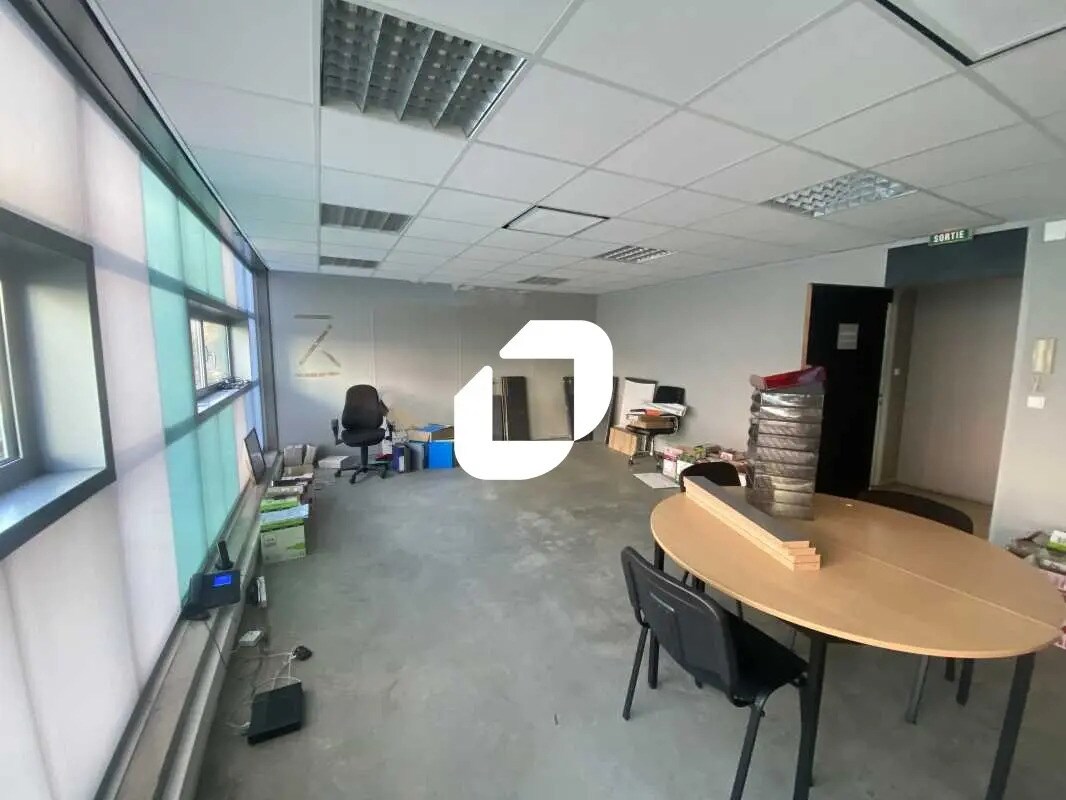 Office in Bordeaux for lease Interior Photo- Image 1 of 8