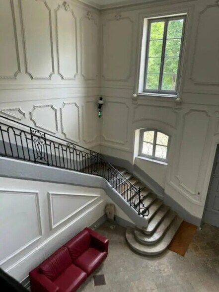 Office in Pierre-Bénite for lease - Lobby - Image 2 of 3