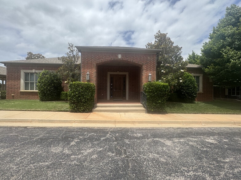 7005 N Robinson Ave, Oklahoma City, OK for lease - Primary Photo - Image 1 of 14